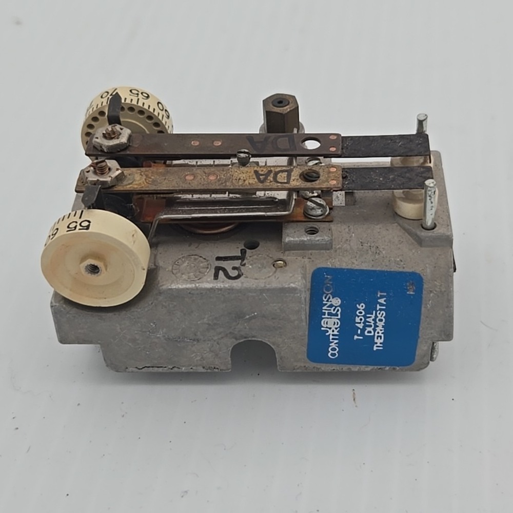 Johnson Controls T-4506‎ Dual Temp Pneumatic Thermostat